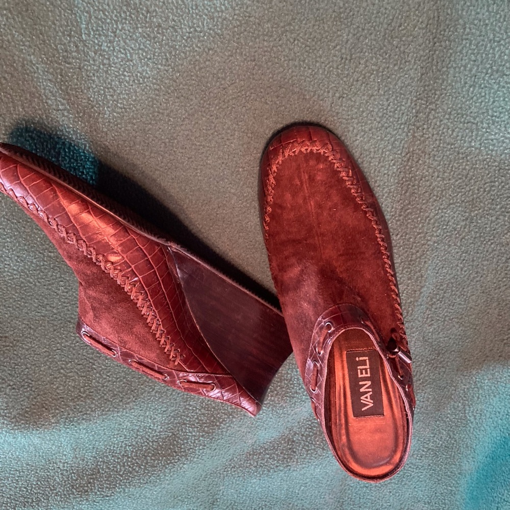 VanEli brown platform slides. Size 9